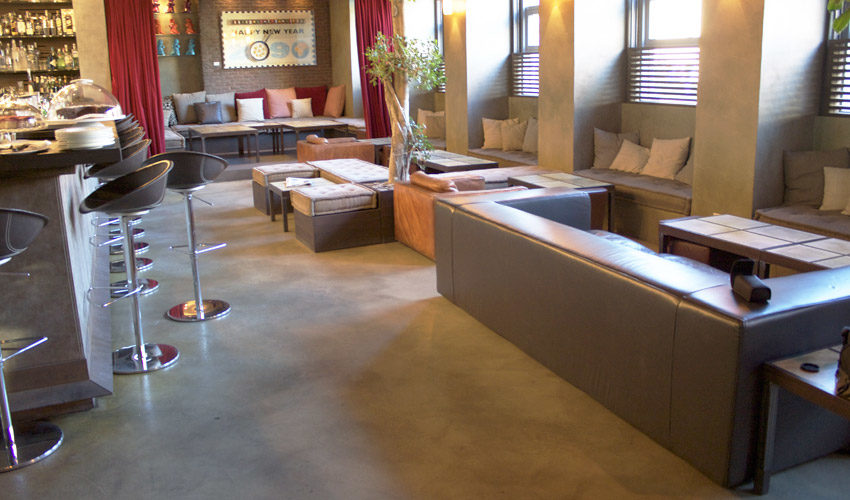 Pavimento, pareti e tavoli in resina per Bar a Milano
