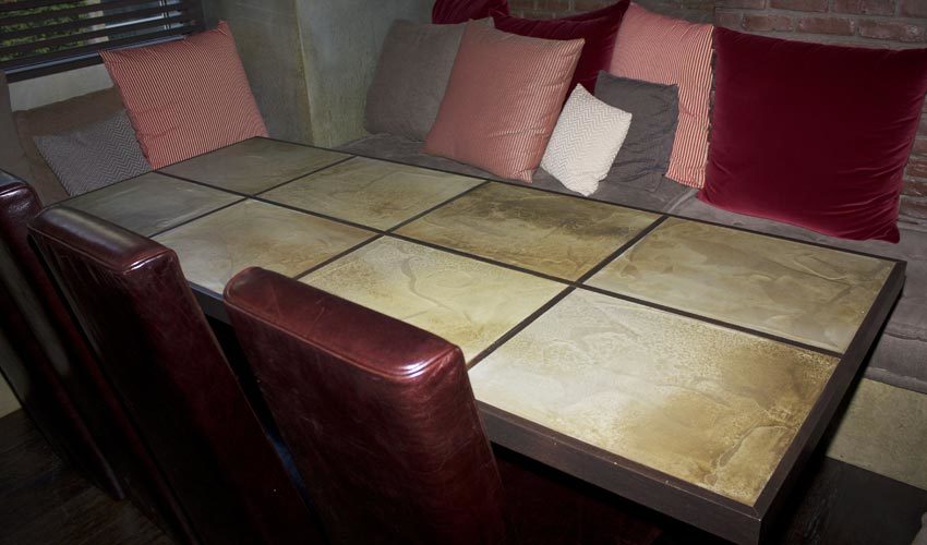 Pavimento, pareti e tavoli in resina per Bar a Milano