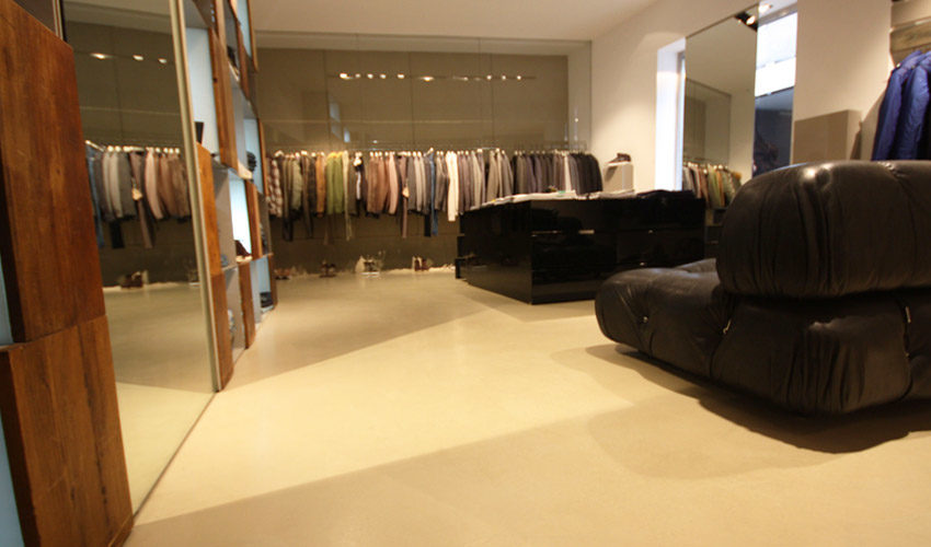 Pavimento e pareti in resina per negozio di abbigliamento a Milano