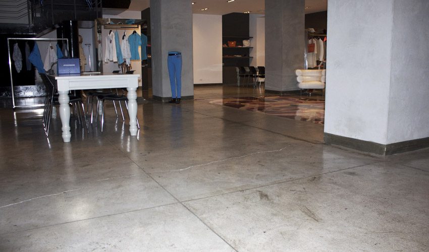 Pavimento e scale in resina per negozio di abbigliamento a Milano