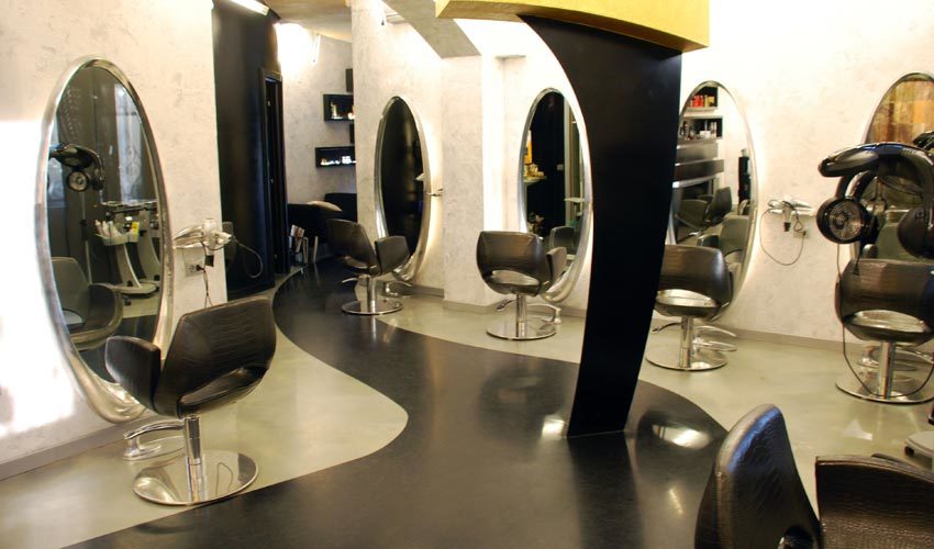 Pavimento e pareti in resina per parrucchiere a Milano