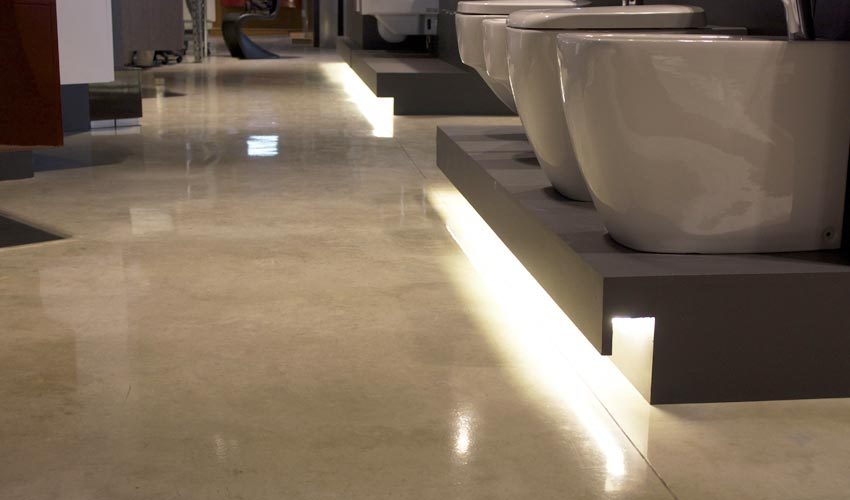 Pavimento in resina per negozio di sanitari a Milano