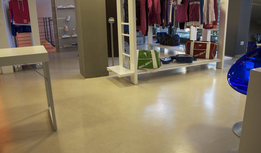Pavimento e scale in resina per negozio sportivo a Milano