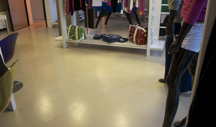 Pavimento e scale in resina per negozio sportivo a Milano