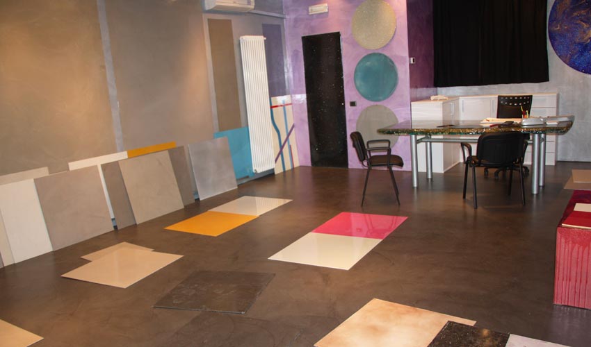 Campioni di resina spatolata e decorata. Possibili colori e soluzioni per il vostro pavimento in resina, visibili presso lo showroom di FL Srl a Pavia.