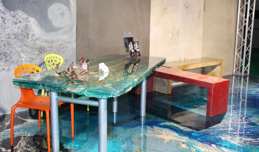Esempi di complementi di arredo realizzati in resina, visibili nello showroom di FL Srl a Pavia.
